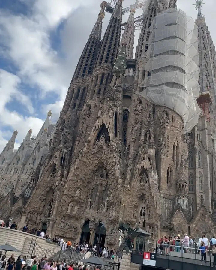 Faysal quraishi Vacations With Family In Barcelona