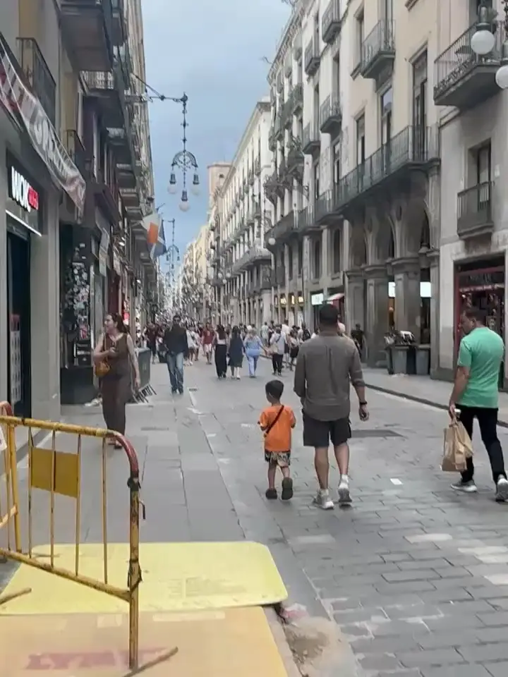Faysal quraishi Vacations With Family In Barcelona
