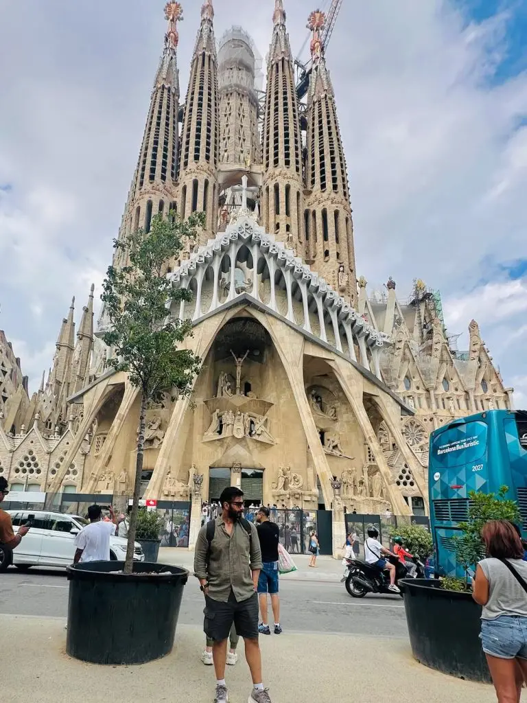 Faysal quraishi Vacations With Family In Barcelona