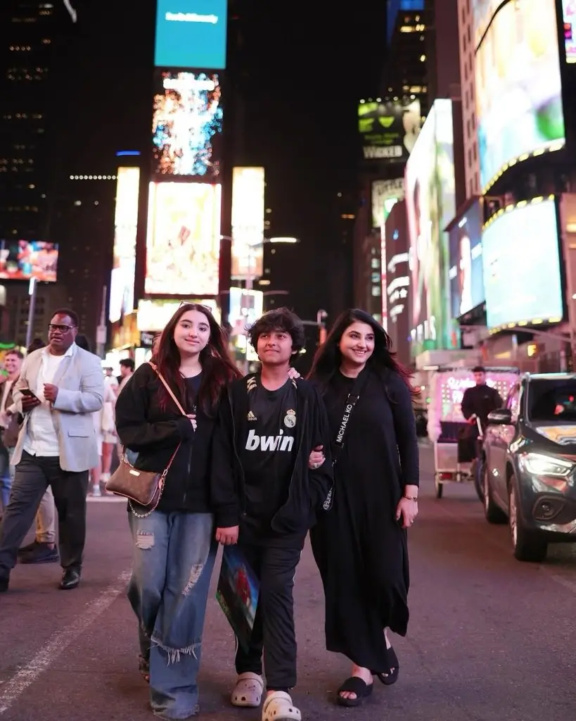 Javeria Saud with Her Kids From Time Square