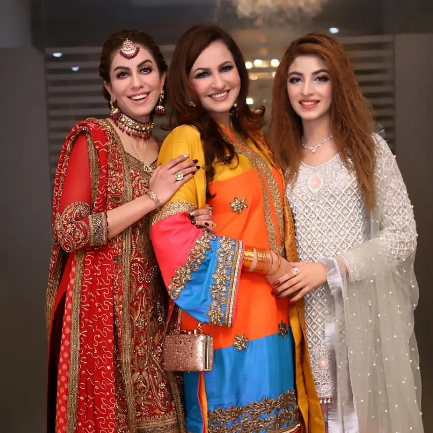 Kinza Hashmi’s Grand Gesture For Saba Faisal