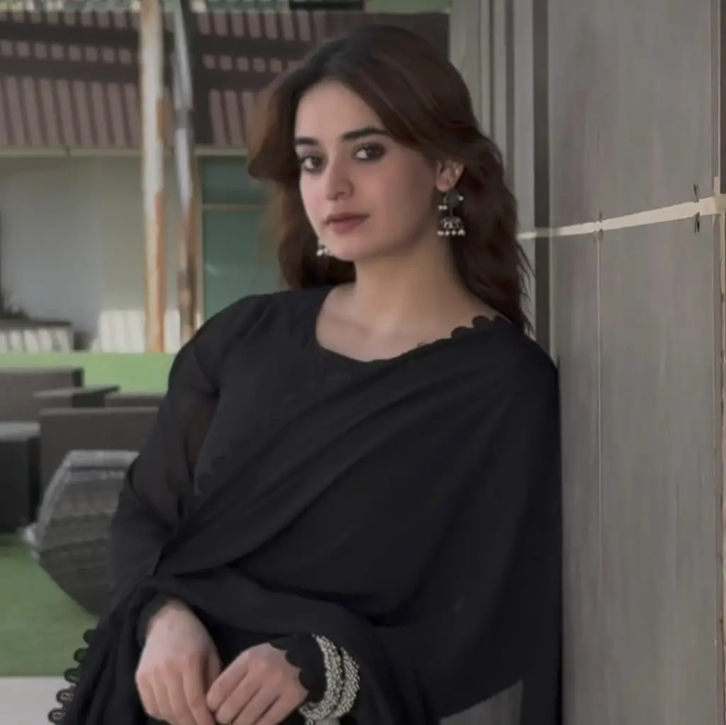 Alizeh Shah Instructs Her Fans Regarding Minsa Malik