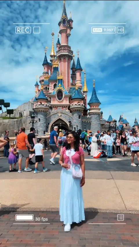 Nida Yasir Shares Family Vacation Pictures From Disneyland Paris