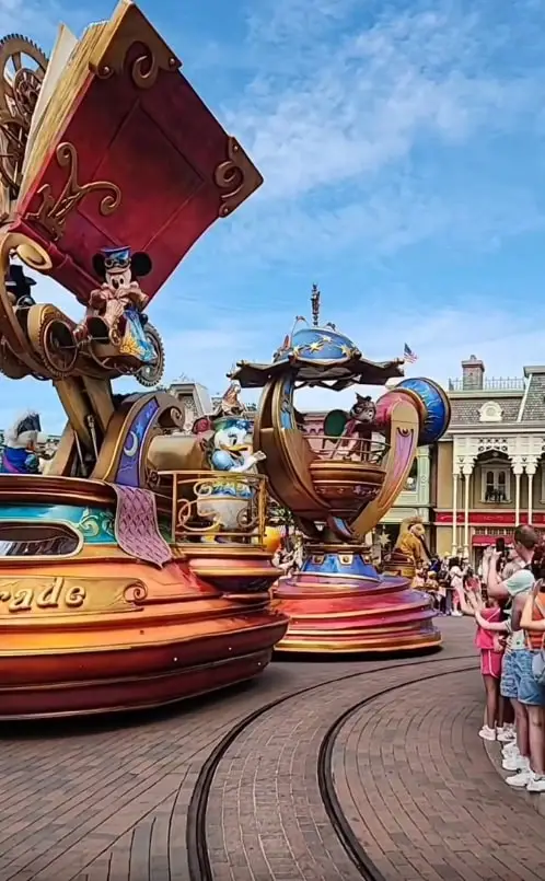 Nida Yasir Shares Family Vacation Pictures From Disneyland Paris