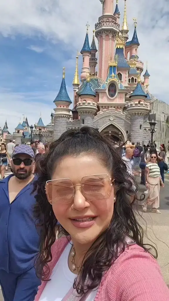 Nida Yasir Shares Family Vacation Pictures From Disneyland Paris