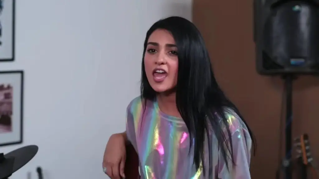 Sarah Khan’s Old Singing Clip Gets Hilarious Reactions