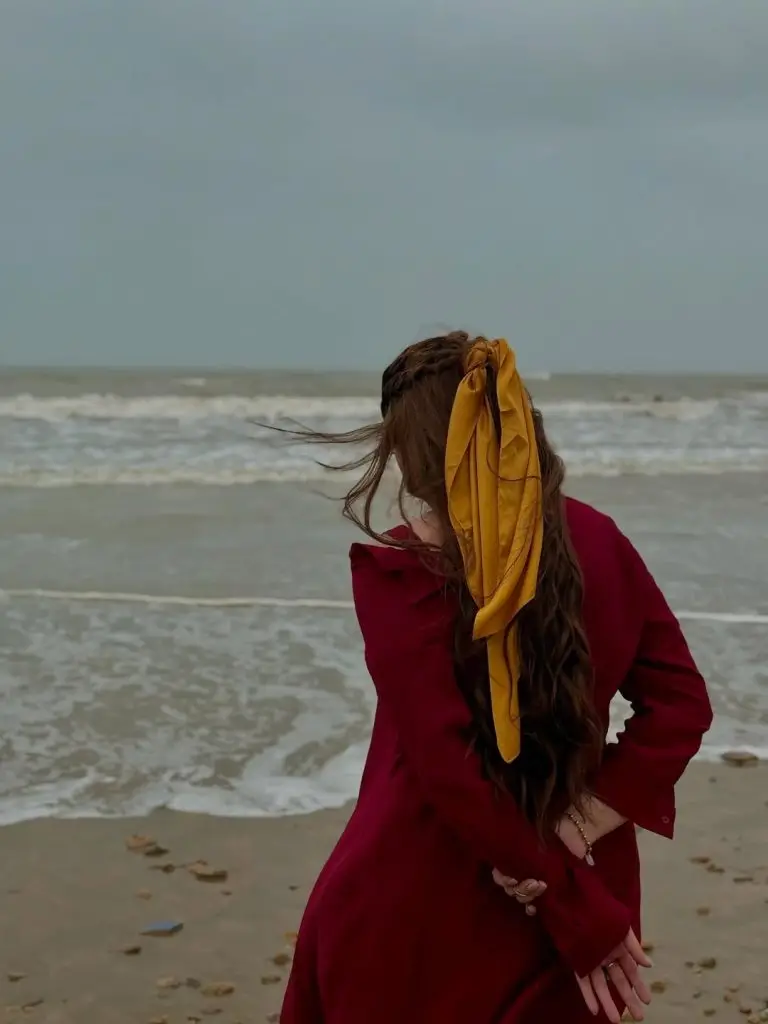 Momina Iqbal Shares Exclusive BTS From The Sets Of Do Kinaray