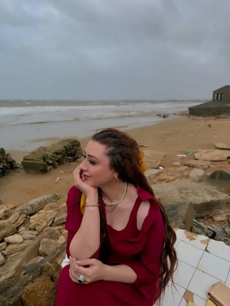 Momina Iqbal Shares Exclusive BTS From The Sets Of Do Kinaray