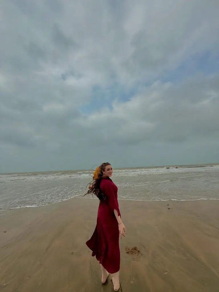 Momina Iqbal Shares Exclusive BTS From The Sets Of Do Kinaray