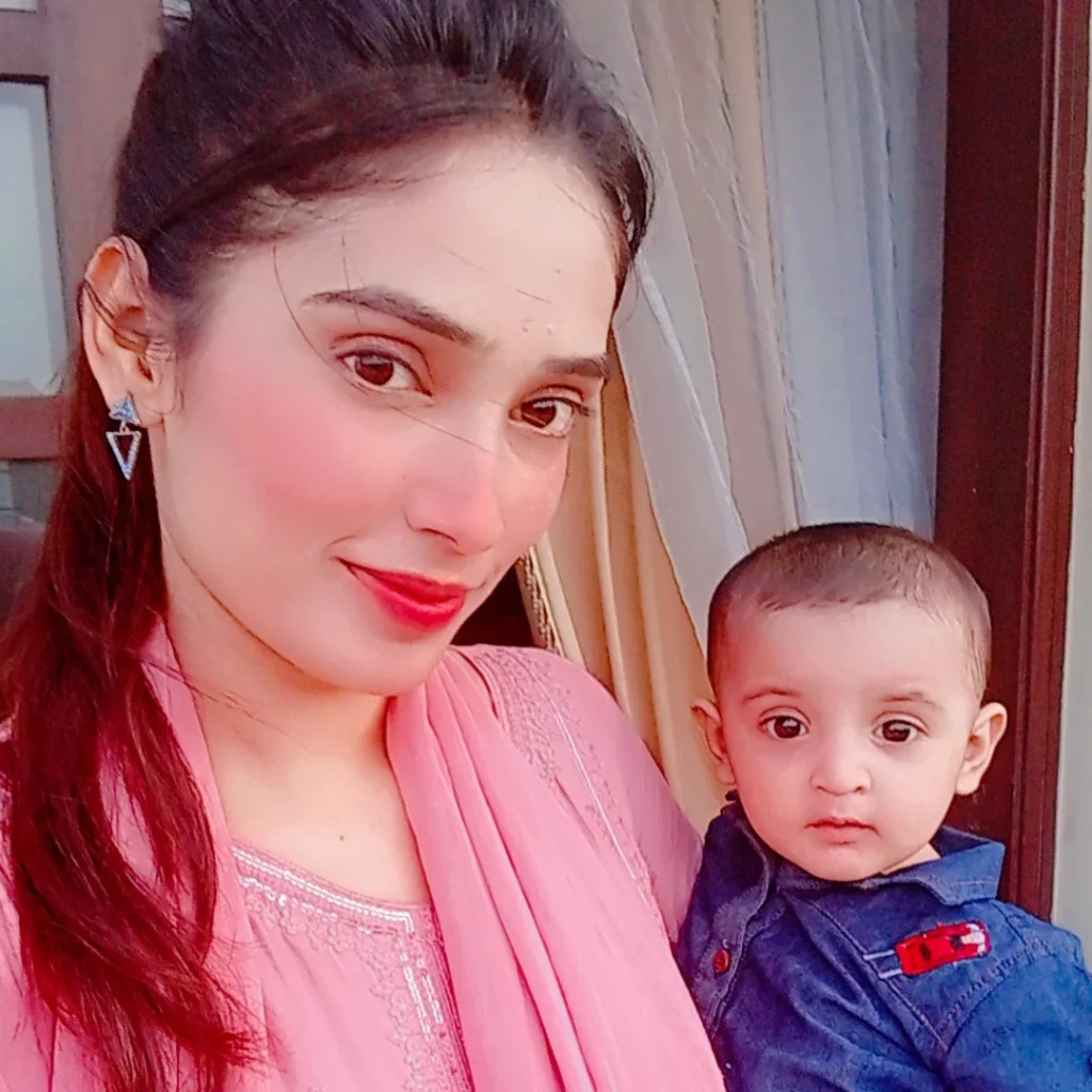 Dayan & Do Kinaray Baby Hoor Shahid Pictures With Real Mother