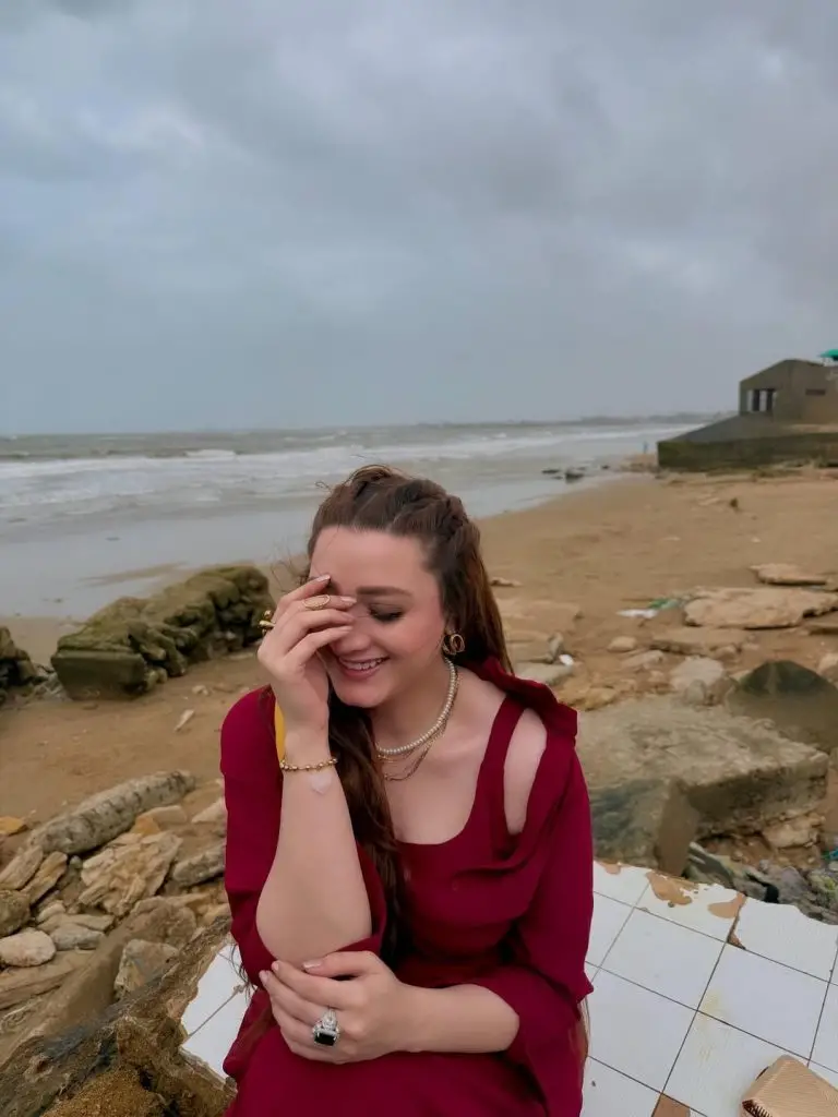 Momina Iqbal Shares Exclusive BTS From The Sets Of Do Kinaray