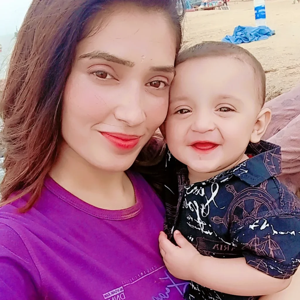 Dayan & Do Kinaray Baby Hoor Shahid Pictures With Real Mother