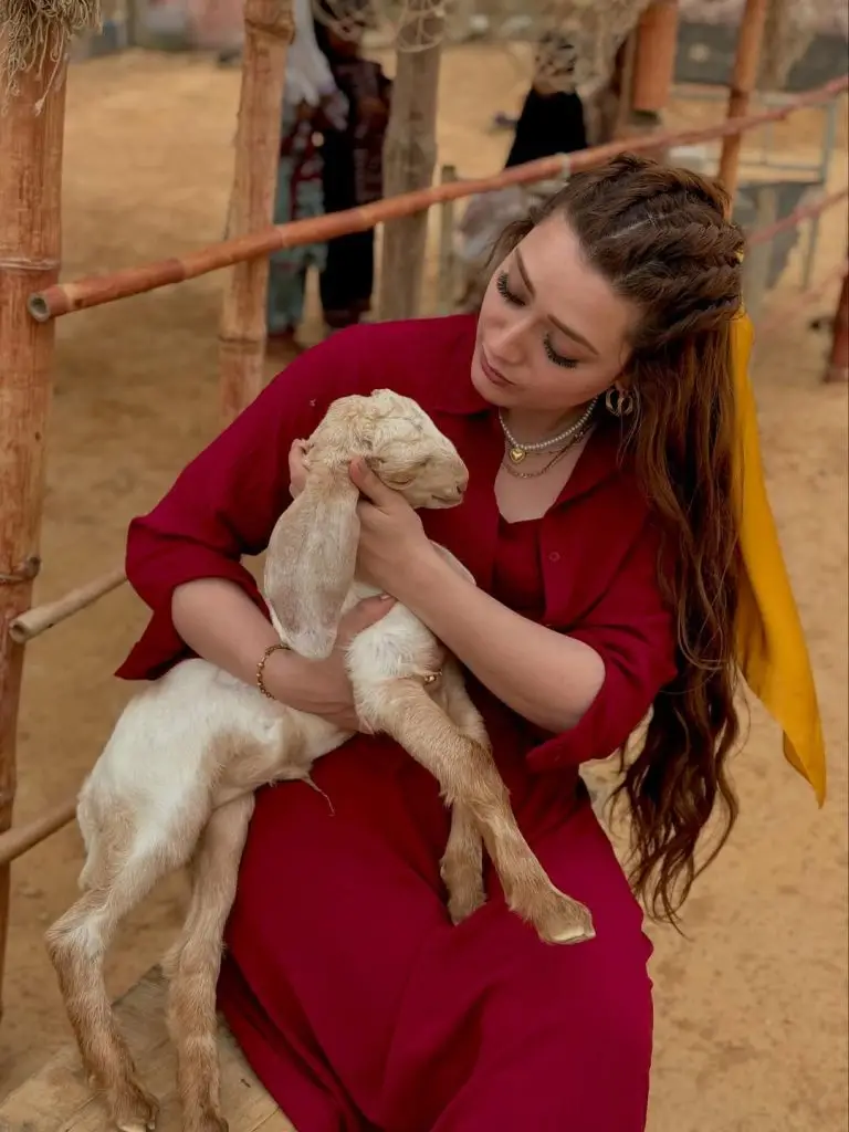 Momina Iqbal Shares Exclusive BTS From The Sets Of Do Kinaray
