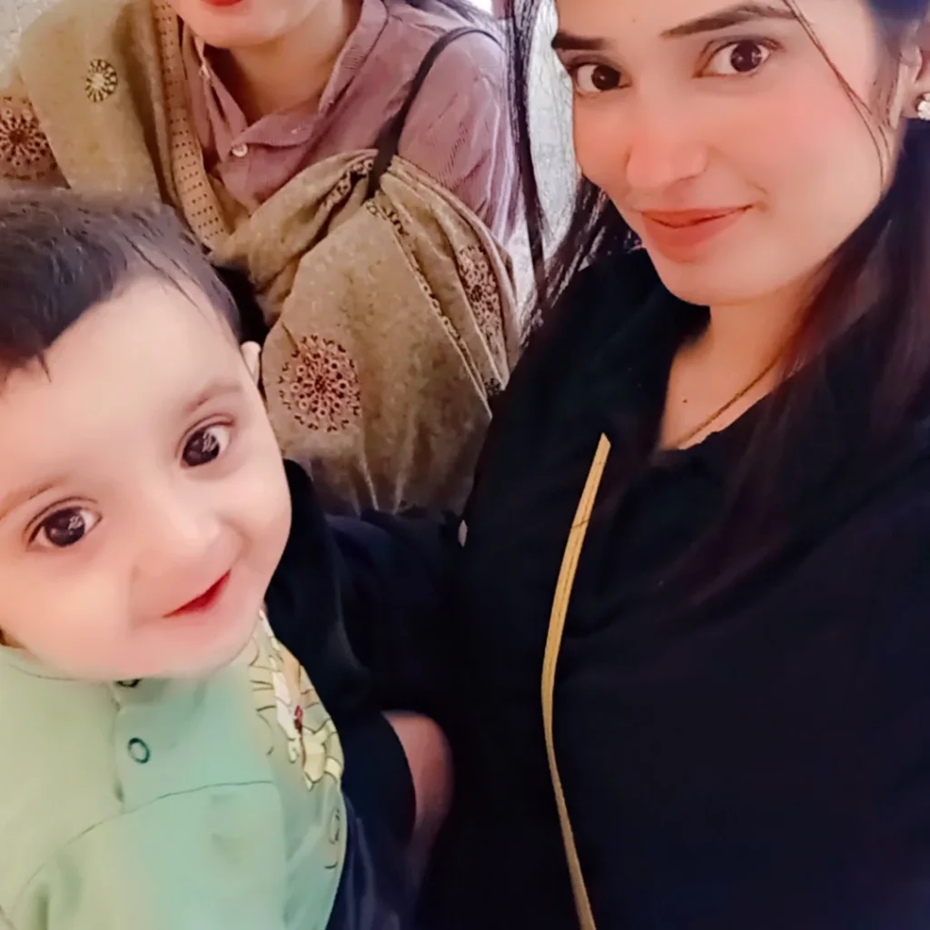 Dayan & Do Kinaray Baby Hoor Shahid Pictures With Real Mother