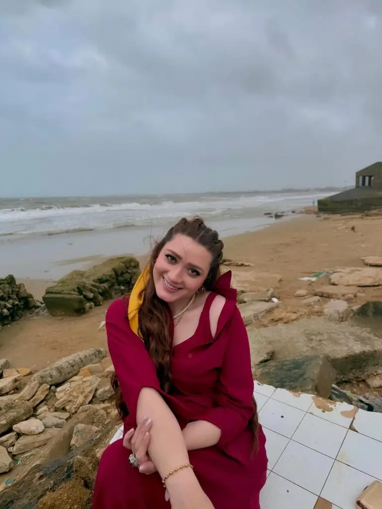 Momina Iqbal Shares Exclusive BTS From The Sets Of Do Kinaray