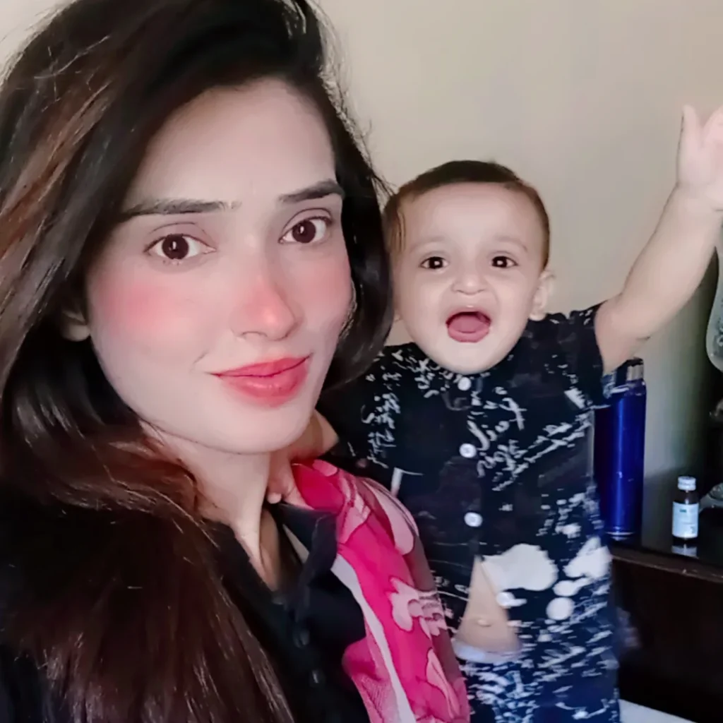 Dayan & Do Kinaray Baby Hoor Shahid Pictures With Real Mother