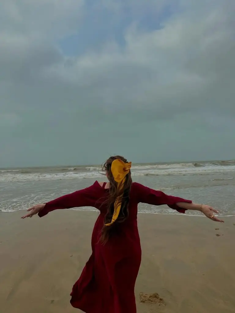 Momina Iqbal Shares Exclusive BTS From The Sets Of Do Kinaray
