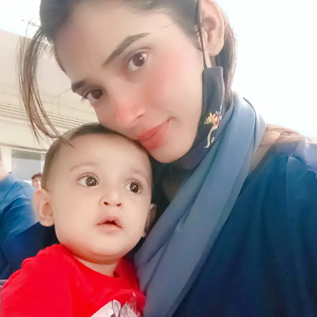 Dayan & Do Kinaray Baby Hoor Shahid Pictures With Real Mother