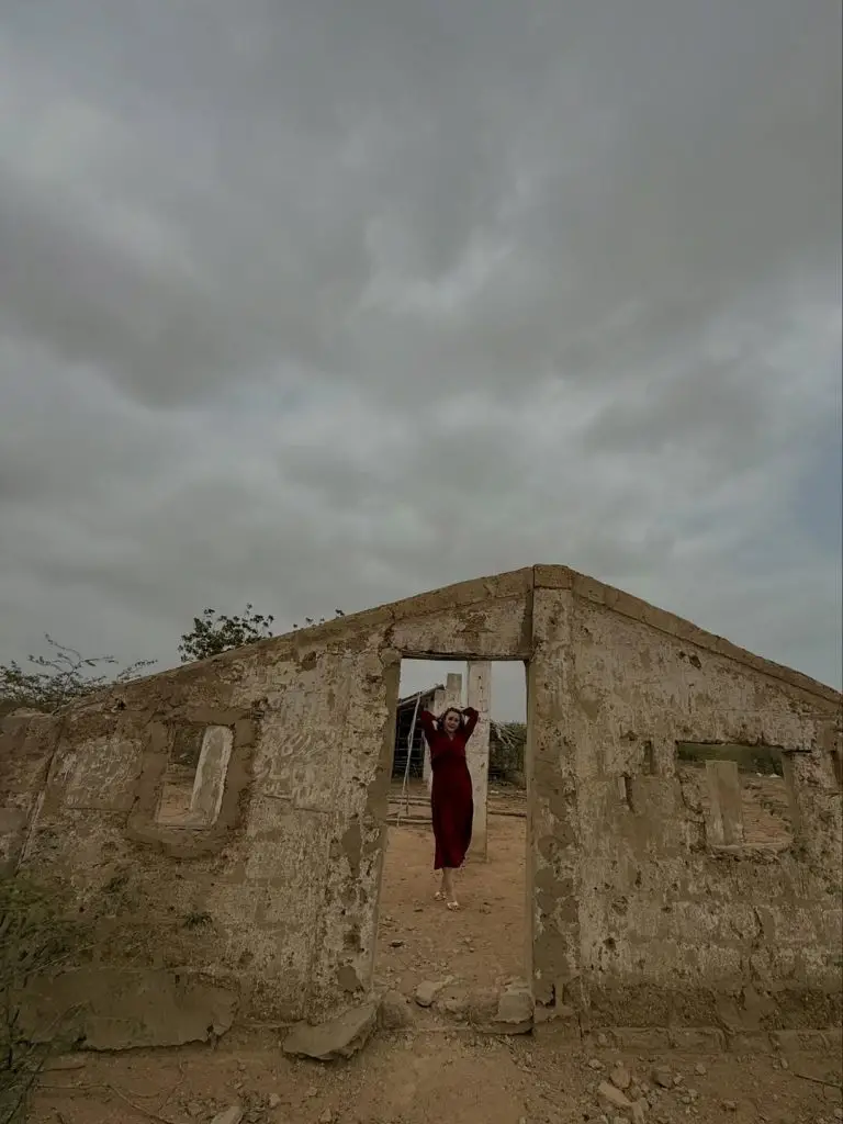 Momina Iqbal Shares Exclusive BTS From The Sets Of Do Kinaray