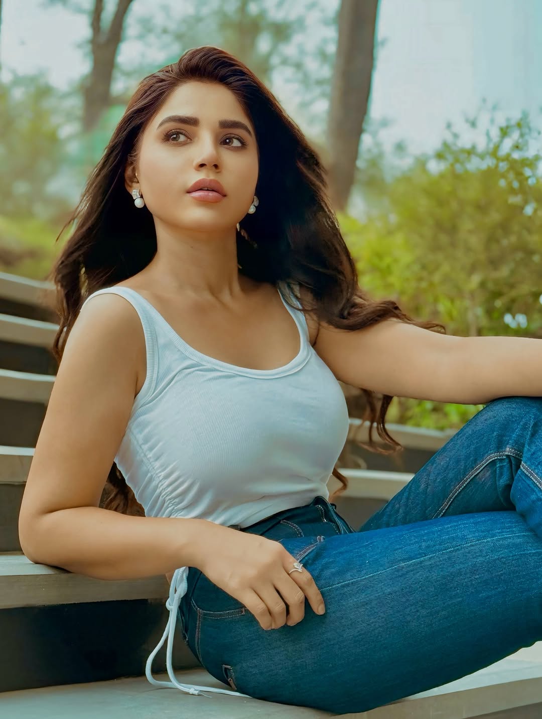Aamna Malick Bold Pictures Get Interesting Public Reactions | Reviewit.pk