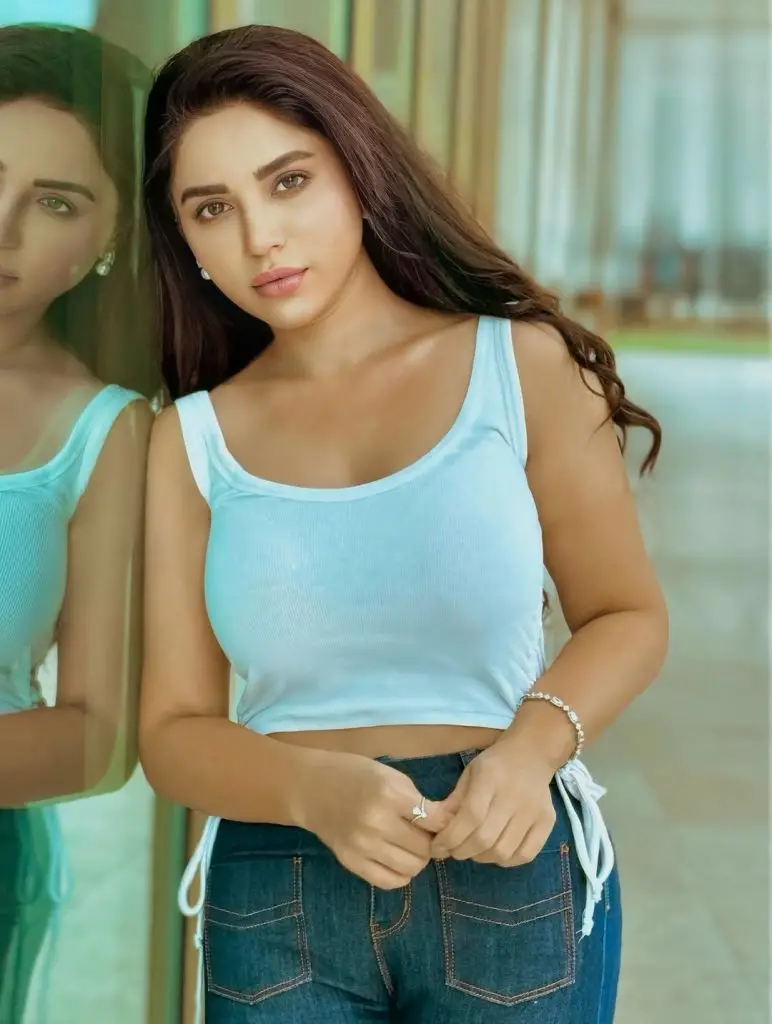 Aamna Malick Bold Pictures Get Interesting Public Reactions