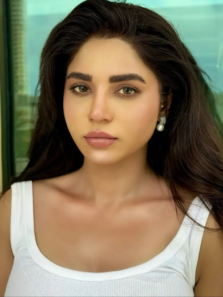 Aamna Malick Bold Pictures Get Interesting Public Reactions