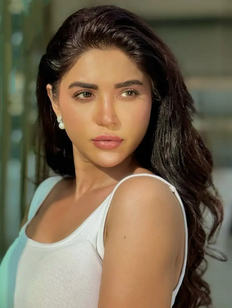 Aamna Malick Bold Pictures Get Interesting Public Reactions