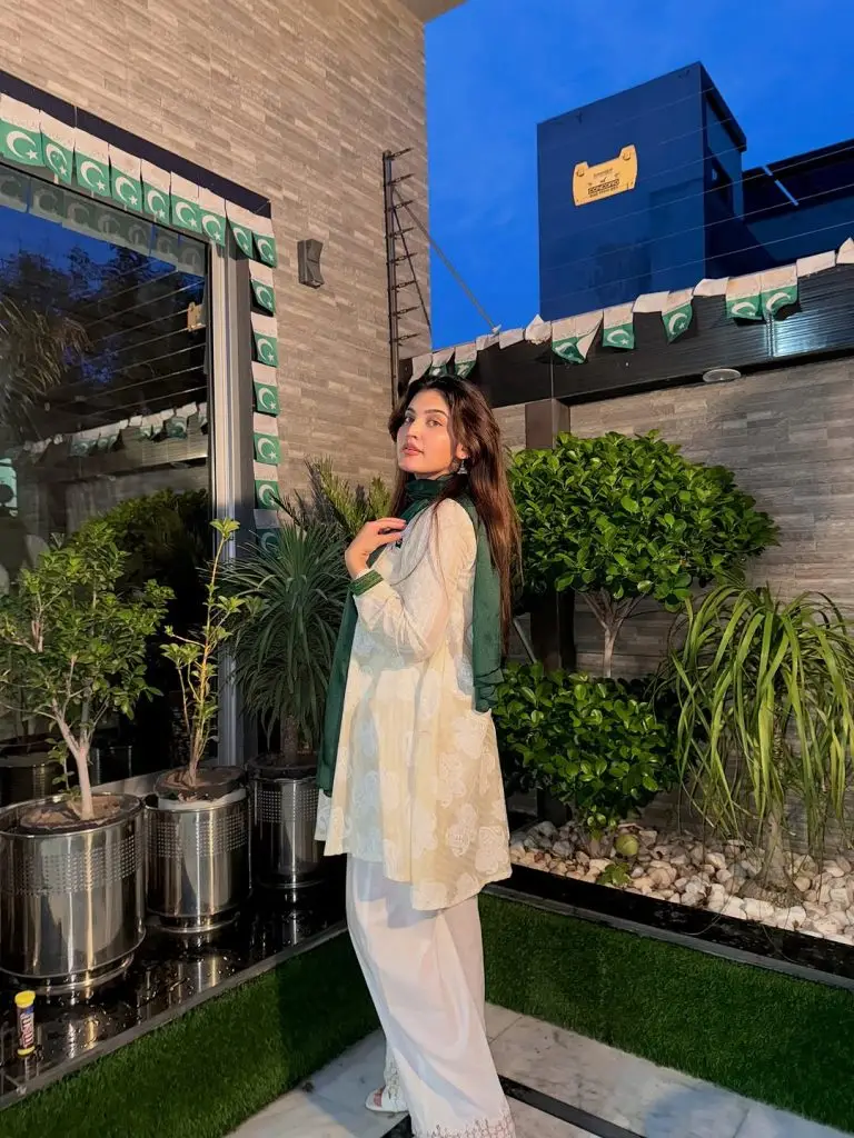 Iqra Kanwal Shares Azadi Special Family Photoshoot
