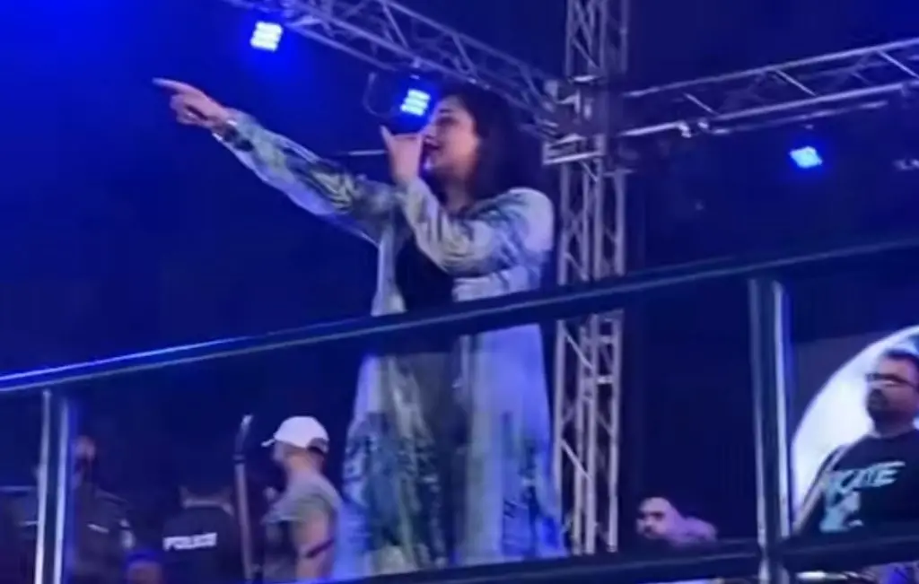 Nimra Mehra Shouts at Rowdy Fan During Concert