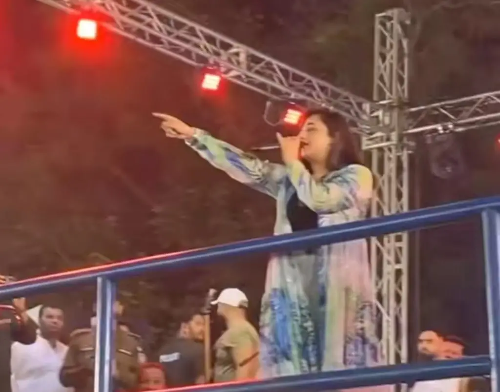 Nimra Mehra Shouts at Rowdy Fan During Concert