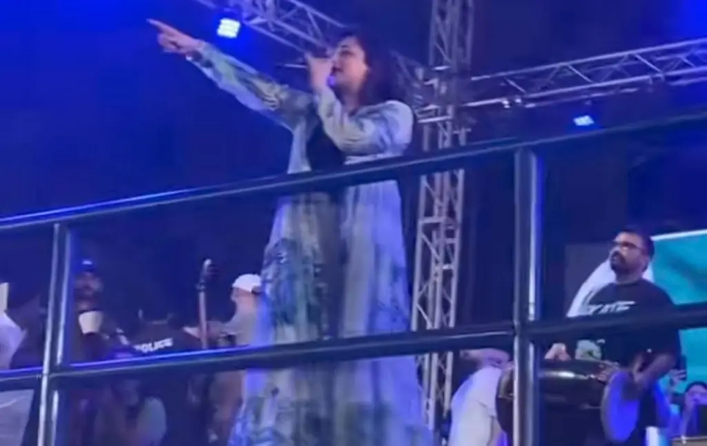 Nimra Mehra Shouts at Rowdy Fan During Concert