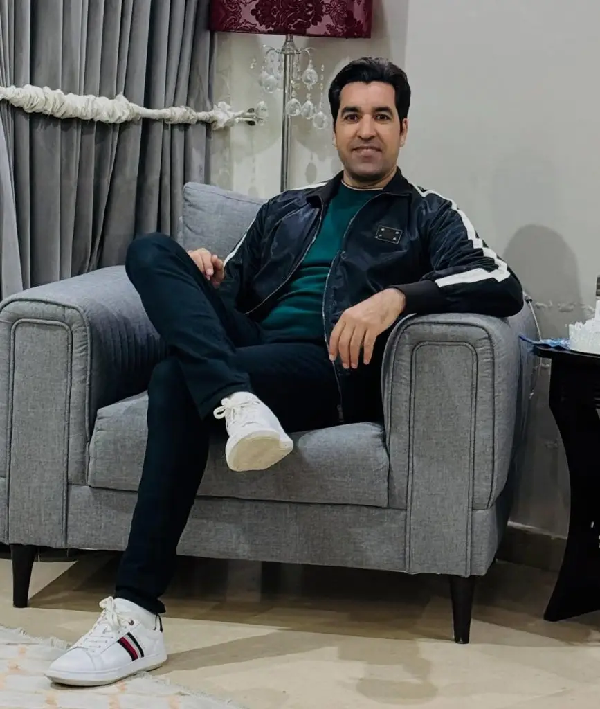 Umar Gul Enjoying Family Vacation in UK