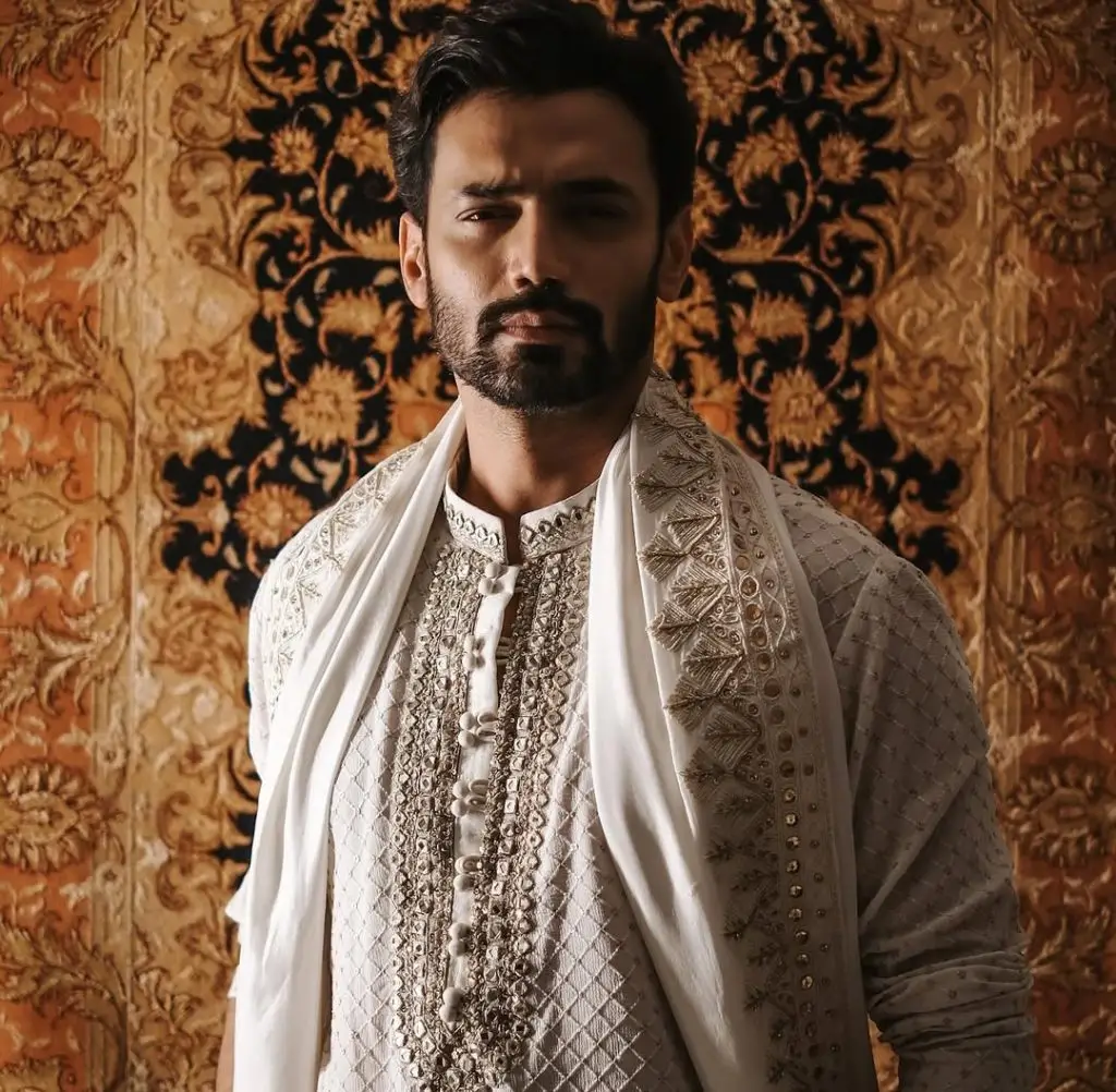 Zara Noor Abbas and Zahid Ahmed’s Intimate Pose Criticized