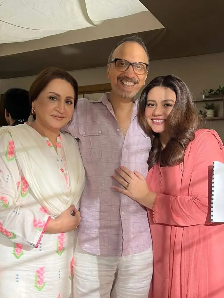 Zara Noor Abbas’s Emotional Note on Project with Her Mother & Daughter
