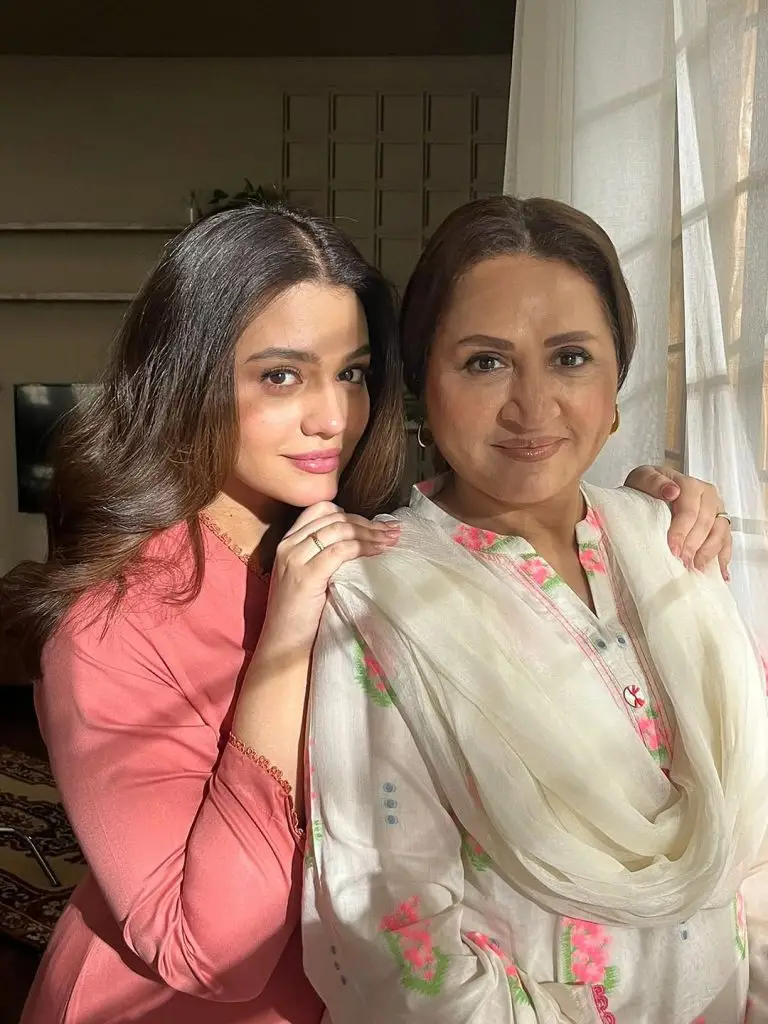 Zara Noor Abbas’s Emotional Note on Project with Her Mother & Daughter