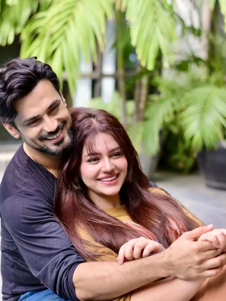 Zara Noor Abbas and Zahid Ahmed’s Intimate Pose Criticized