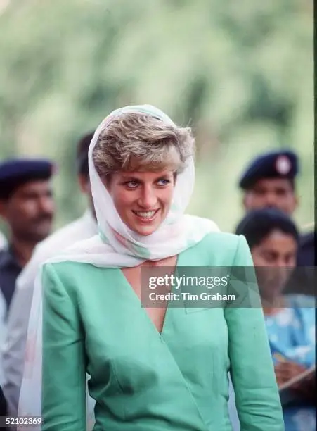 Ayeza Khan Faces Backlash for Recreating Diana’s Iconic Look