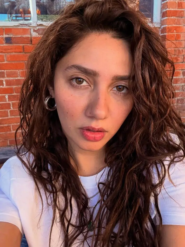 Fazeela Abbasi’s Message To Hania Aamir & Mahira Khan