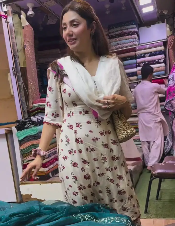 Mahira Khan’s Stroll Through Bazar Loved By Fans