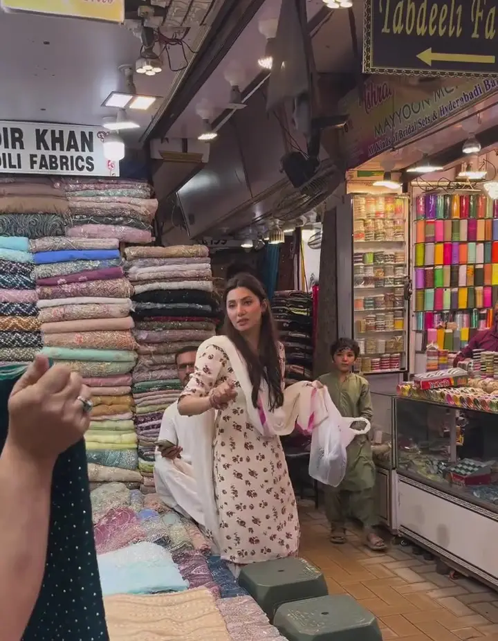 Mahira Khan’s Stroll Through Bazar Loved By Fans