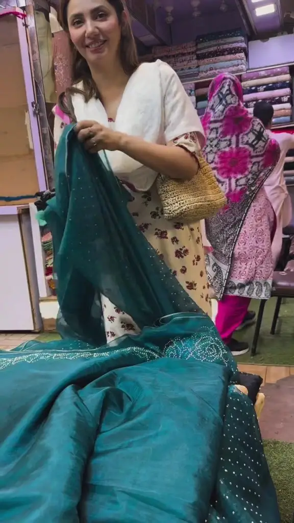 Mahira Khan’s Stroll Through Bazar Loved By Fans
