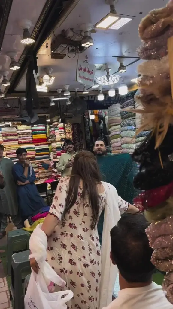 Mahira Khan’s Stroll Through Bazar Loved By Fans
