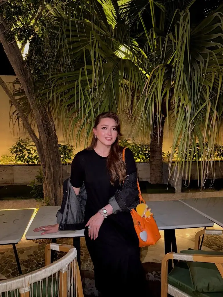 Momina Iqbal Shares Exclusive BTS From The Sets Of Do Kinaray