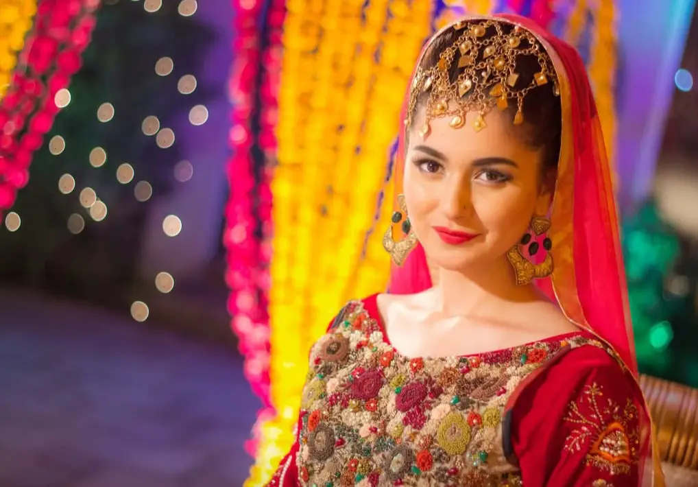 Hania Aamir Marks 9 Years in Media – Shares  Experience