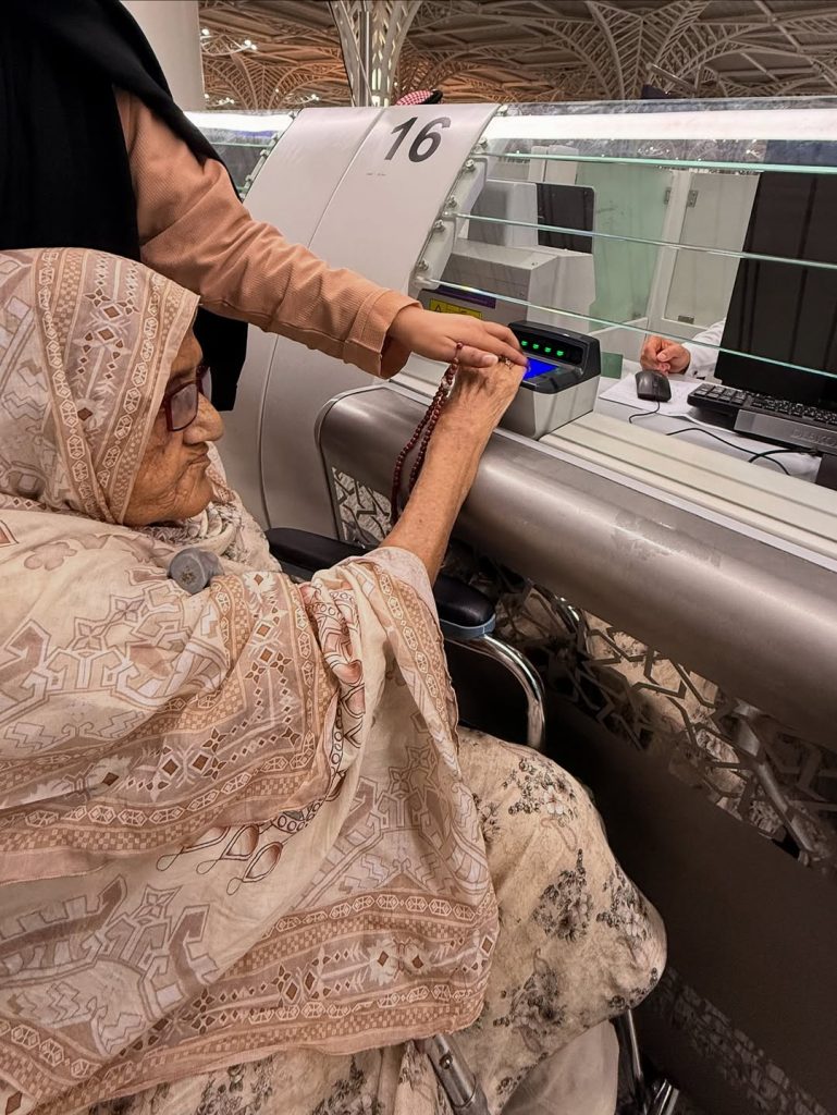 Sehar Khan Shares Heartwarming Moments from Umrah Journey