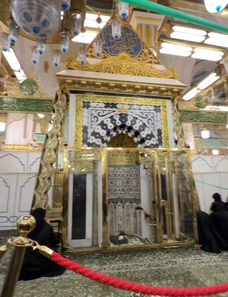 Sehar Khan Shares Heartwarming Moments from Umrah Journey
