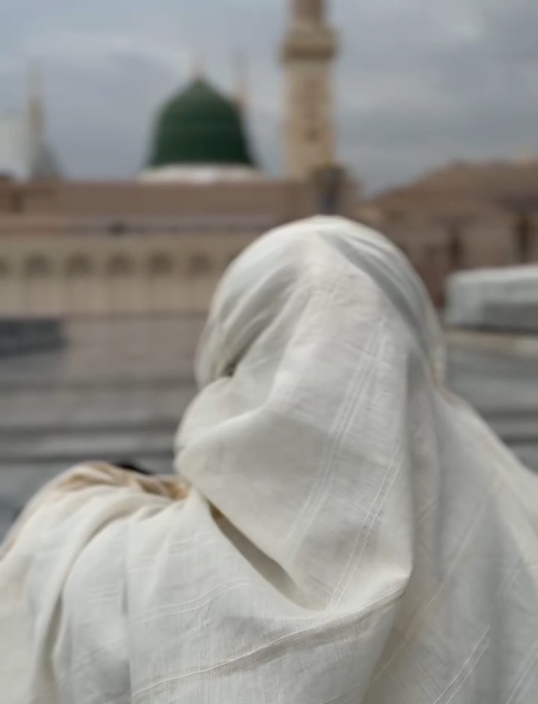 Sehar Khan Shares Heartwarming Moments from Umrah Journey