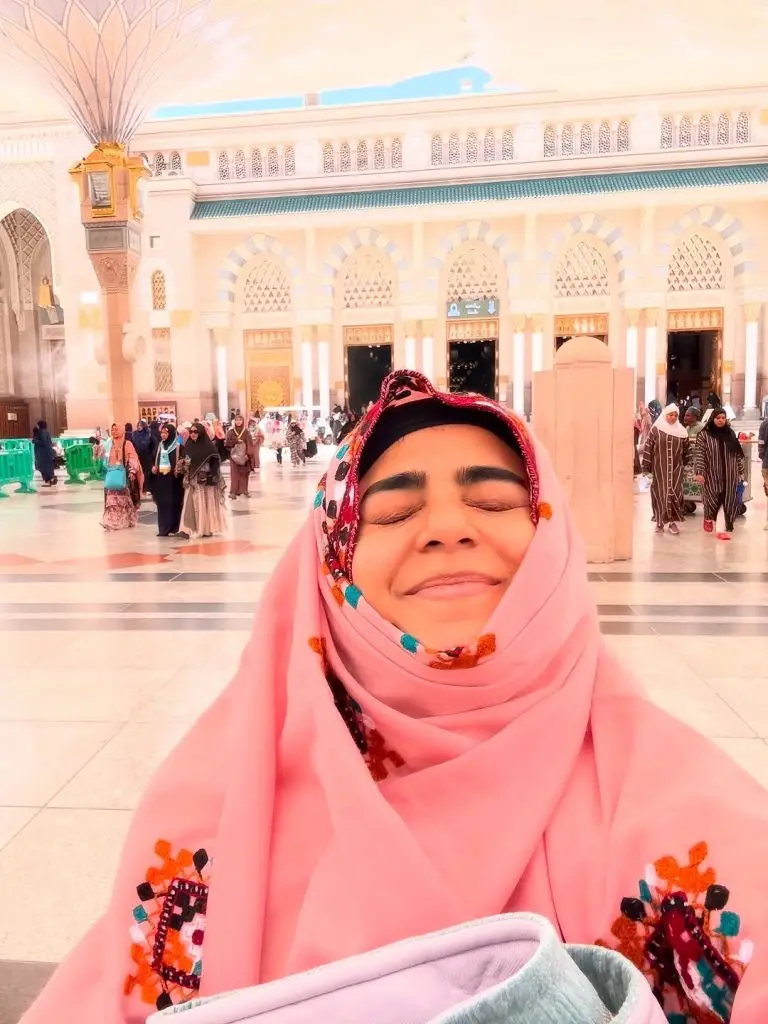 Sehar Khan Shares Heartwarming Moments from Umrah Journey