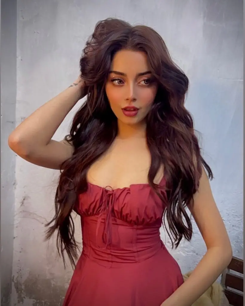 Pakistani Actresses Who Are Not Scared To Wear Bold Outfits