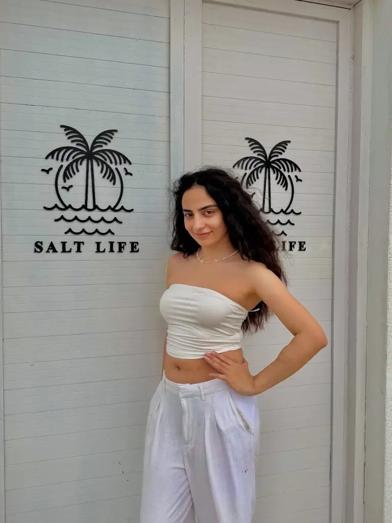 Pakistani Actresses Who Are Not Scared To Wear Bold Outfits